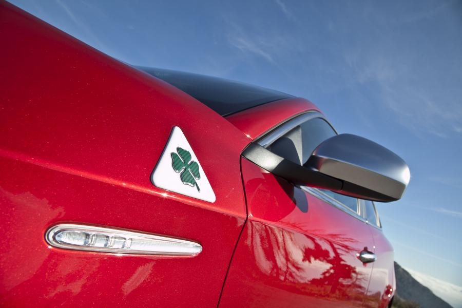 Детали экстерьера Alfa Romeo Giulietta Quadrifoglio Verde (940) 2010 года  (фото 33 из 48)